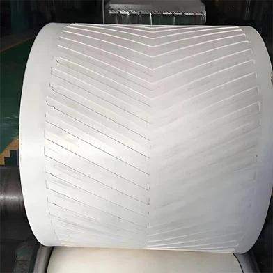 Bílý gumový dopravní pás